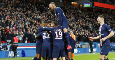 Bakker impresses in first start as PSG routs Dijon in cup