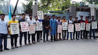 DU students stage sit-in demanding solution to accommodation crisis