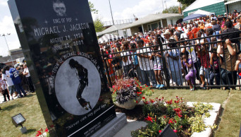 Michael Jackson's popularity endures, even after new scandal
