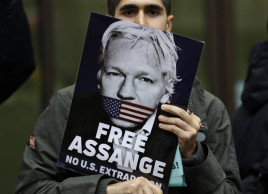 WikiLeaks founder Assange in court to fight extradition