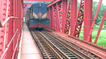 Overaged Teesta Rail Bridge turned dangerous  