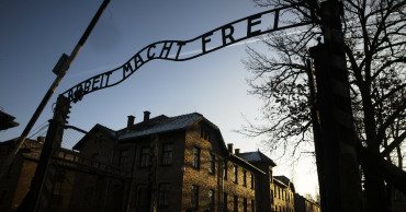 Russia-Poland feud over history clouds Auschwitz anniversary