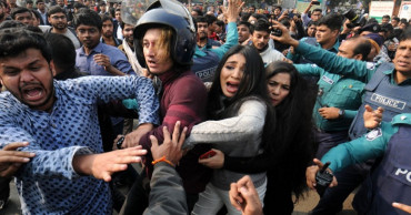 Police rescue man who brandished gun at protesters in Shahbagh
