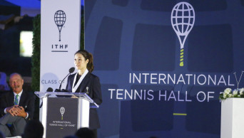 Li Na sets new mark: first Asian-born player in Tennis Hall