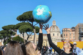 Students globally protest warming, pleading for their future