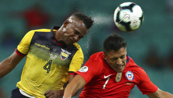 Injured Sanchez leads Chile to Copa America quarterfinals