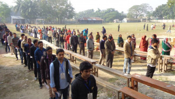 Voting on amid sporadic violence; 11 killed 