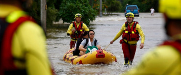 Australian leader tours floods where 2 men reported missing