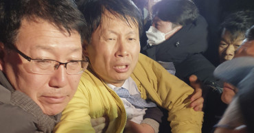 S Koreans attack official over quarantine plans