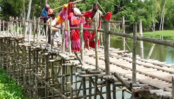 Almost 1 lakh people risk rickety bamboo bridges in Gaibandha daily
