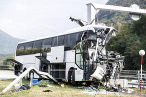 German bus crashes on Swiss highway, 1 dead and 14 injured