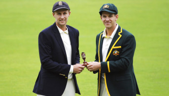 Australia wins toss and bats 1st in Ashes opener