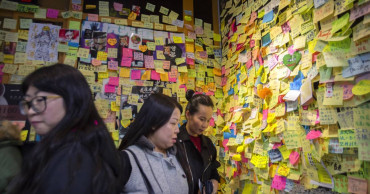 Hong Kong's "yellow" stores support protests