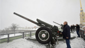 Putin gets to fire cannon at Russian Christmas