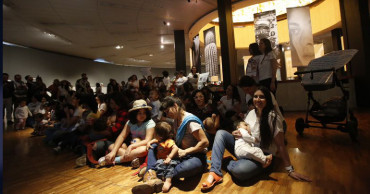 Mexican women protest violence via art, breastfeeding
