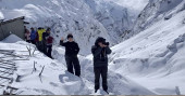 Nepal rescuers search for 7 as avalanche hits hiking trail