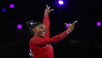Simone Biles wins vault to tie worlds medal record