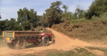 Illegal soil lifting threatens Gumti River embankment