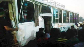 25 medical students hurt in Cumilla road crash