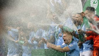 City beats mutinous Chelsea in cup final, Liverpool tops EPL