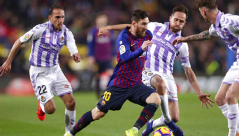 Messi misses 1 penalty, makes another in Barcelona win