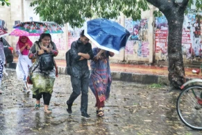Heavy rains disrupt life in Dhaka, commuters suffer