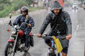 Frequent rain, commute woes in Dhaka every morning